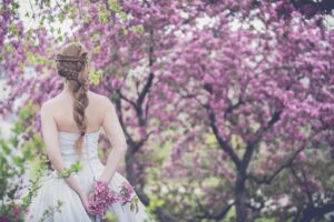 Wskazówki dotyczące noszenia sukienki bez ramiączek