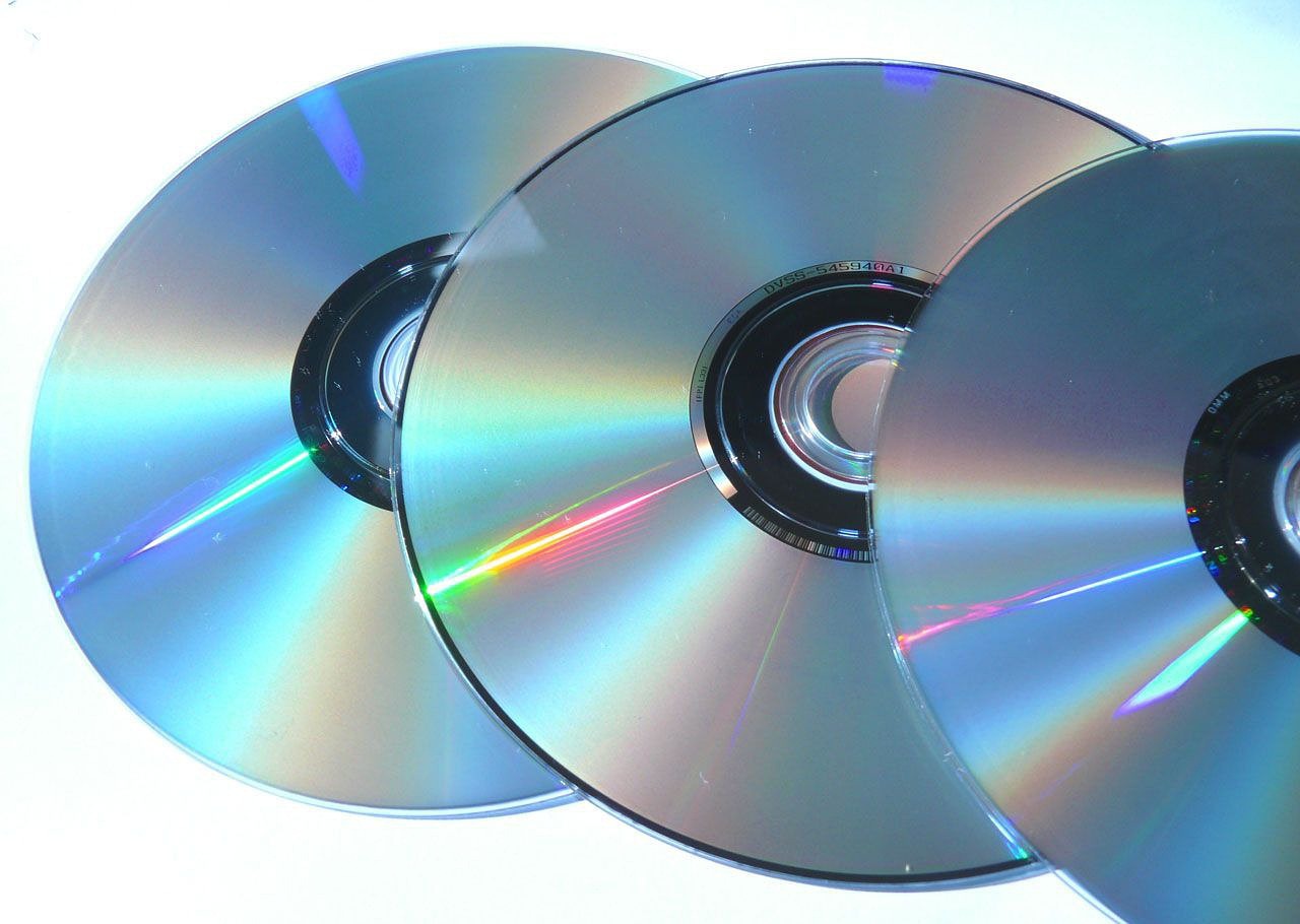 Dlaczego warto zlecić tłoczenie i nadruki na płytach CD i DVD profesjonalnej firmie?